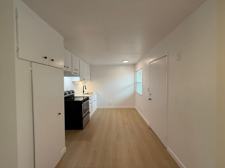 Building Photo - 15634 Leadwell St