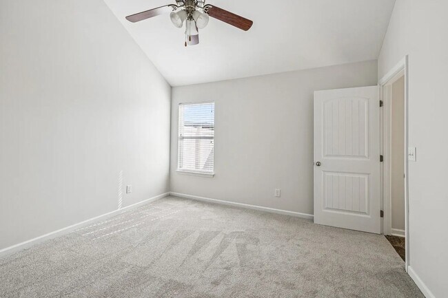 Building Photo - 1067 Muna Ct