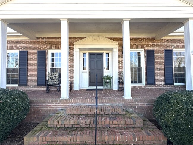 Building Photo - Beautiful 5 Bedroom 3 Bathroom House on Country Club Golf Course!