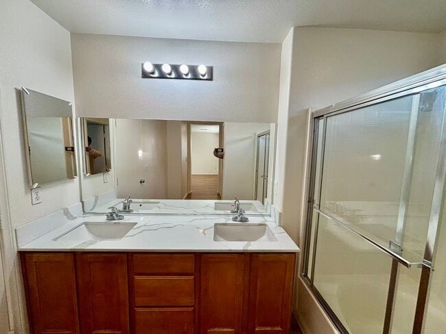 Building Photo - Nice two-story single-family house