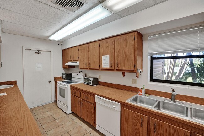 Building Photo - 4550 NW 18th Ave