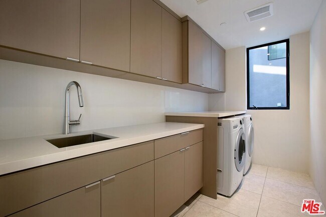 Building Photo - 508 N Sweetzer Ave