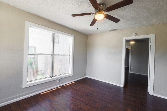 Building Photo - 3/2 with Bonus room!