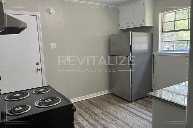 Building Photo - Renovated 1 Bedroom 1 Bath DUPLEX!