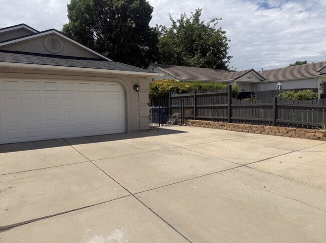 Building Photo - Charming 3 Bed, 2 Bath St. George Rental with 1417 Sq Ft - Don't Miss Out!