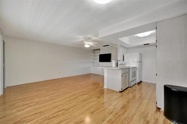 Building Photo - 650 Pinellas Point Dr S