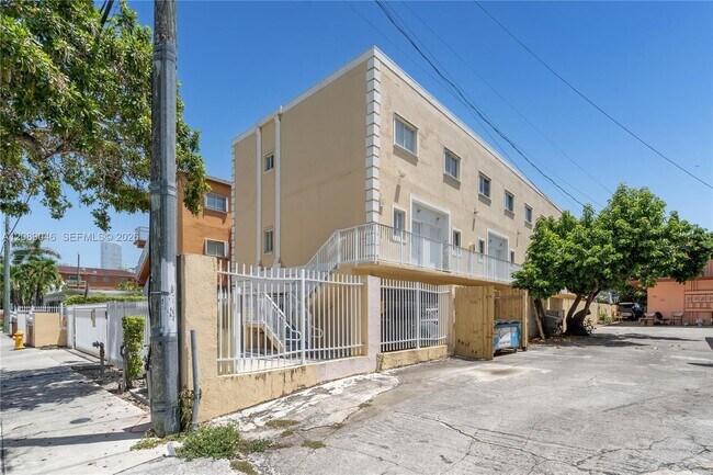 Building Photo - 928 SW 3rd St