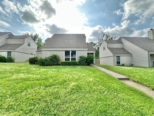 Building Photo - Available Now! Beautiful 3 Bedroom 2 Bath ...