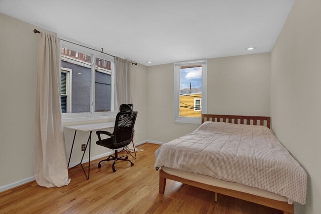 Building Photo - Chic City Living at 2308 E Fairmont Ave!