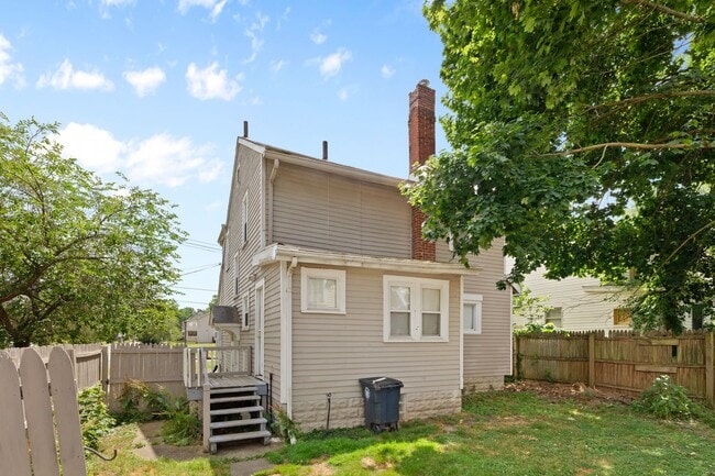 Building Photo - West Akron 3BR with Porch & Off-Street Par...
