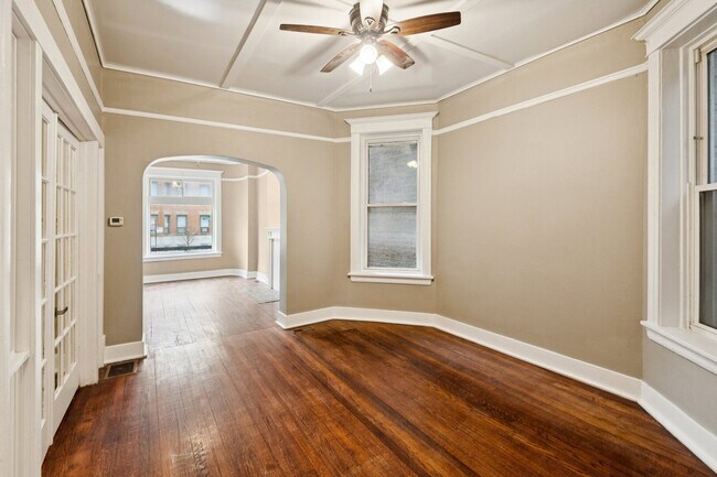 Building Photo - 903 W Addison St