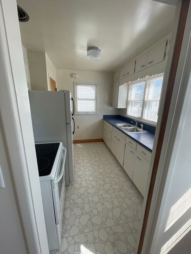 Building Photo - 2 Bedroom Home