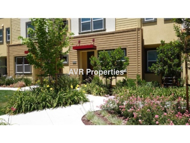 Building Photo - Beautiful Dublin townhome with fantastic kitchen