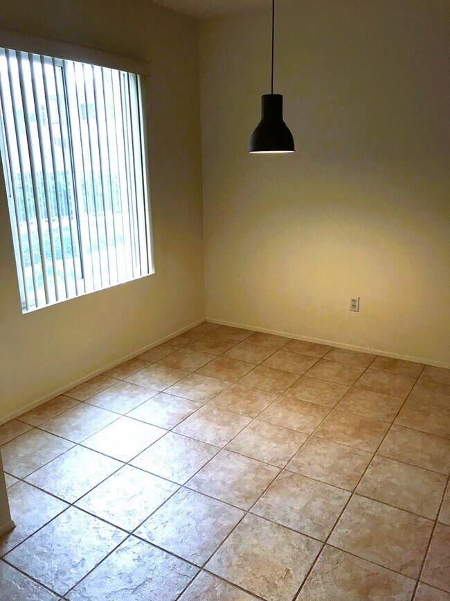 Building Photo - Spacious and Well Maintained 2 Bedroom 2 Bath Condo in Orange