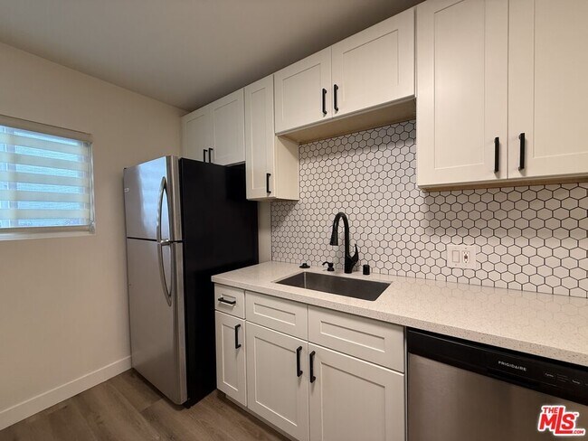 Building Photo - 314 S Clark Dr