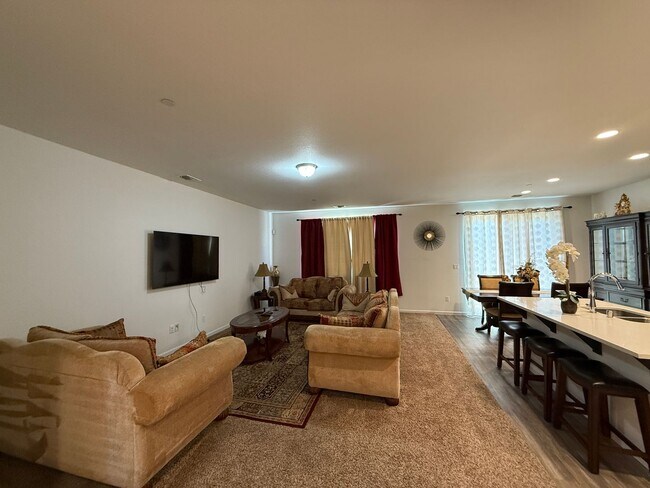 Building Photo - Must See! Fully furnished 3 bedroom, 2 bat...