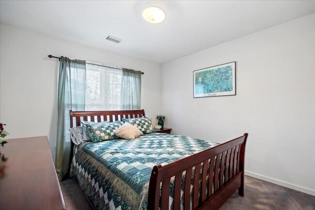 Building Photo - 69 New Brunswick Ct NE