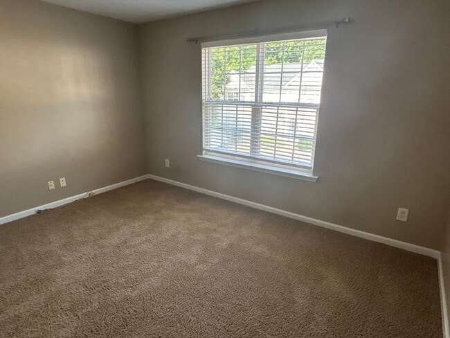 Building Photo - 2 Bed | 2.5 Bath End Unit Townhome in Rale...