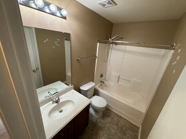 Building Photo - 3003 Lake Ridge Dr