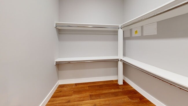 Building Photo - 4BR/4BA Unit #101 in 14 BR Triplex | UTK O...