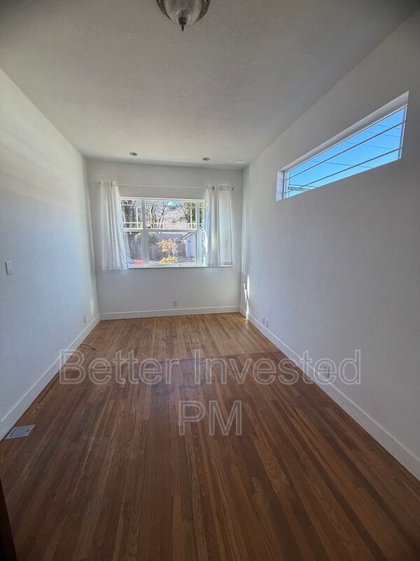 Building Photo - 559 N Oak St