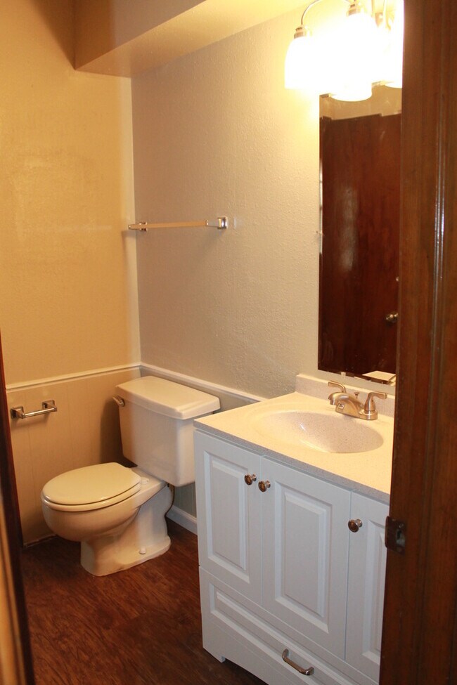 Building Photo - Move in Special!!  $250 off 2nd Month's rent!