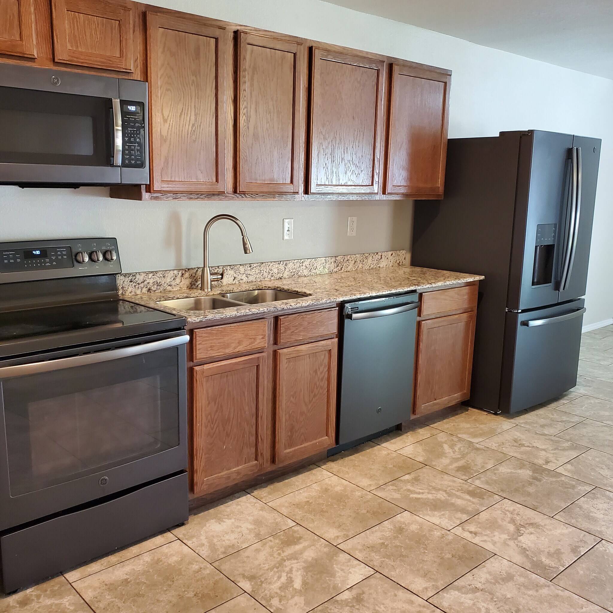 Kitchen - 1605 Steele Ave