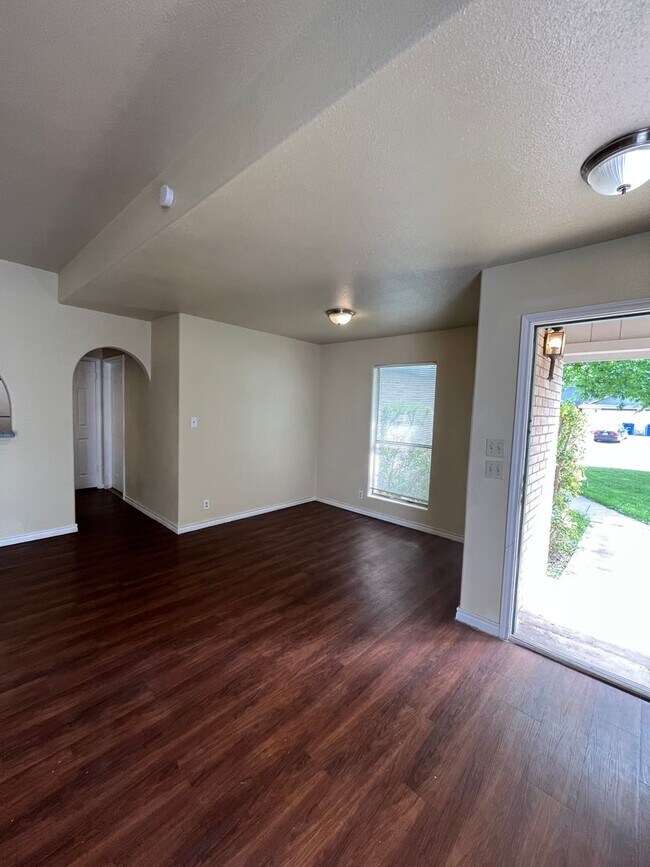 Building Photo - 2628 Gwendolyn Ln