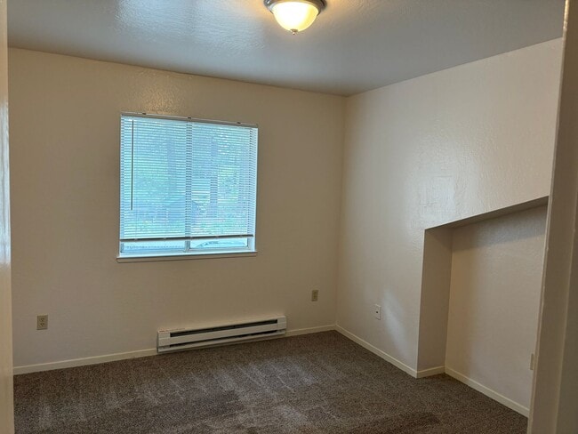 Building Photo - Large 4 bedroom cabin with fireplace