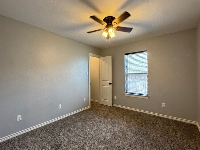 Building Photo - 205 Meadow Ln