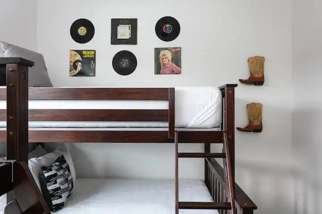 Building Photo - 738 Douglas Ave