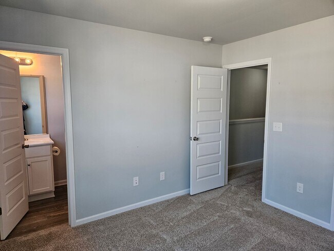 Building Photo - Beautiful unfurnished End unit - 2 bedroom...