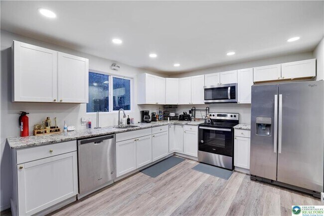 Building Photo - 421 King Arthur Rd