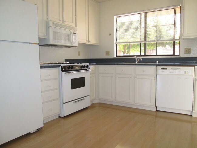 Building Photo - 927 Lobelia Ln