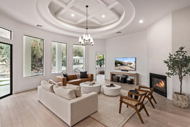 Building Photo - 5316 E Royal View Dr S