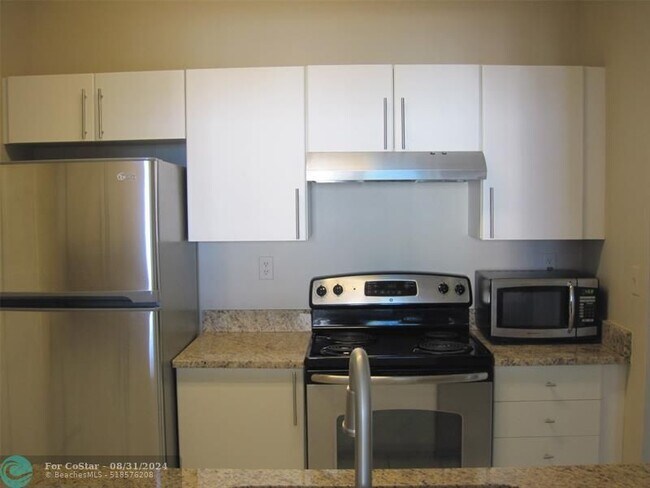 Building Photo - 3020 NE 32nd Ave