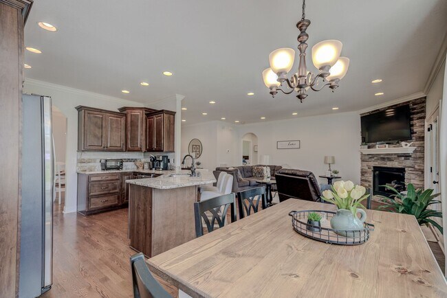 Building Photo - Fully Furnished, Short Term Rental, 1 Mont...