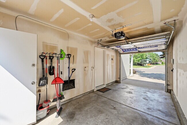 Building Photo - $2,345.95 with $1000 off the first month's rent, 3 Beds - 1 Bath, Single Family Home in Denver wi...