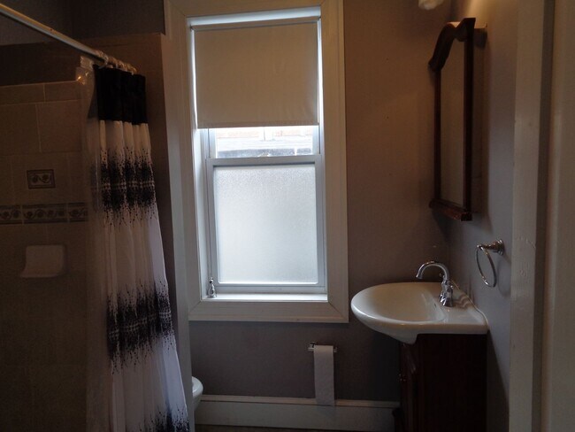 Building Photo - 3403 Bank St