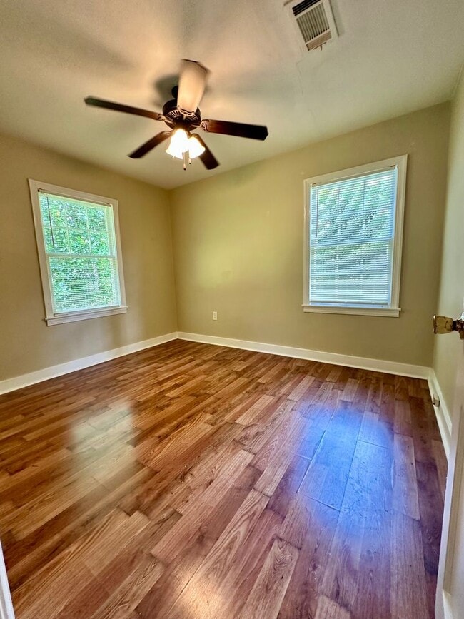 Building Photo - Beautiful Renovated 2 Bedroom in North Fon...