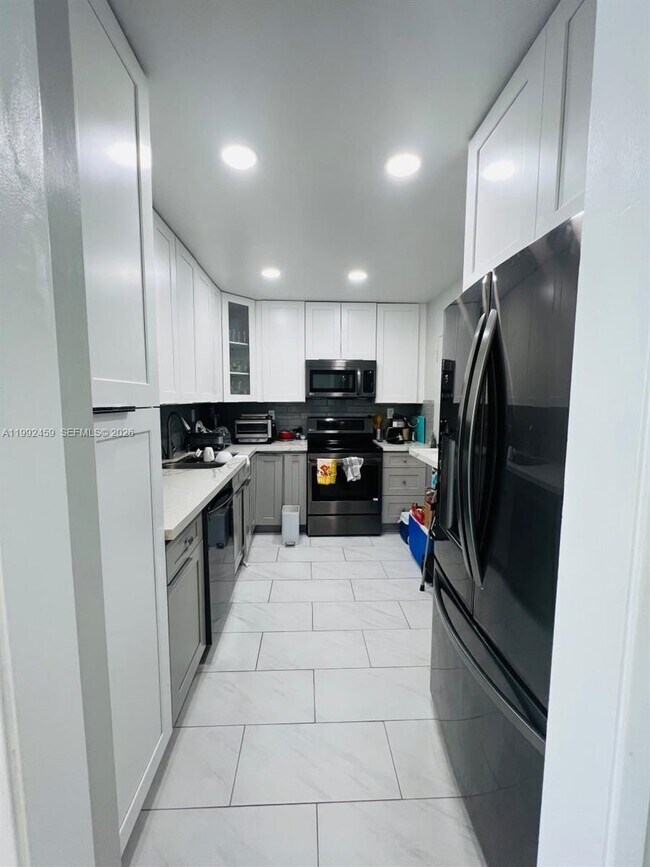 Building Photo - 400 Kings Point Dr