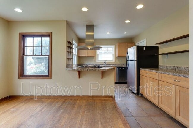 Building Photo - 1644 N Willamette Blvd