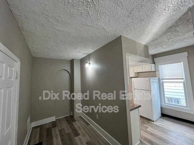 Building Photo - 305 Maple Ave