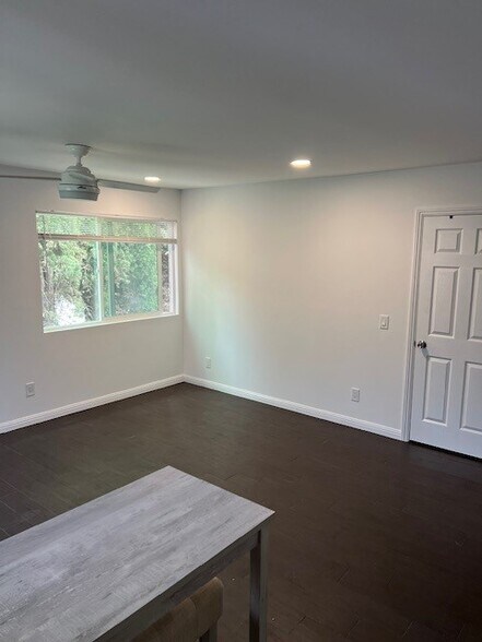 Living area - 1259 Bluegrass Rd