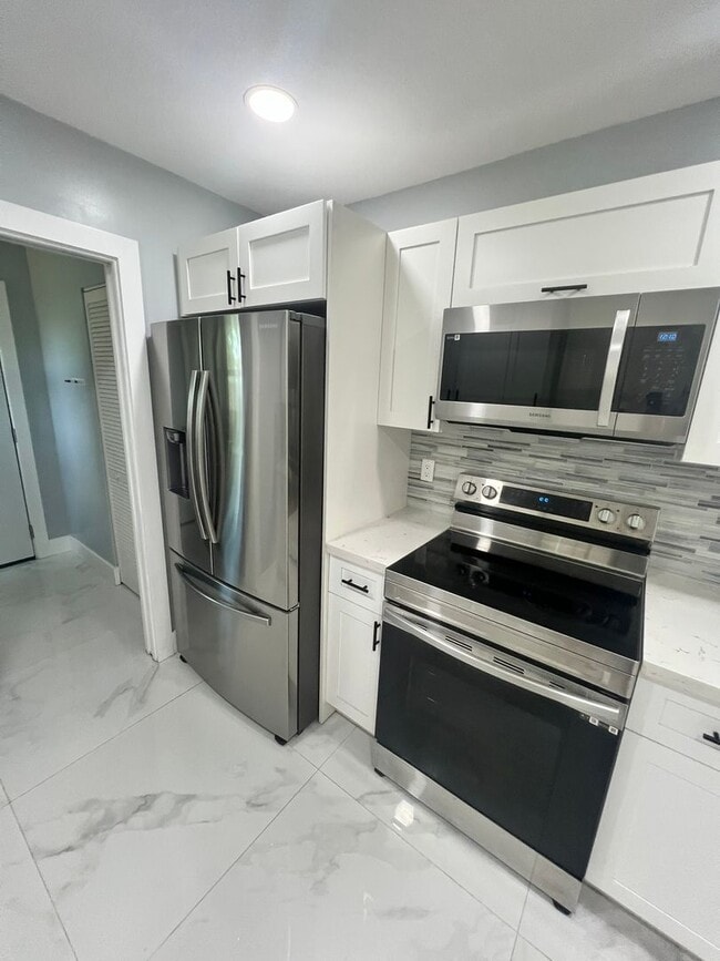 Building Photo - NEWLY RENOVATED 3 BEDROOM 2 BATH HOME- TIL...