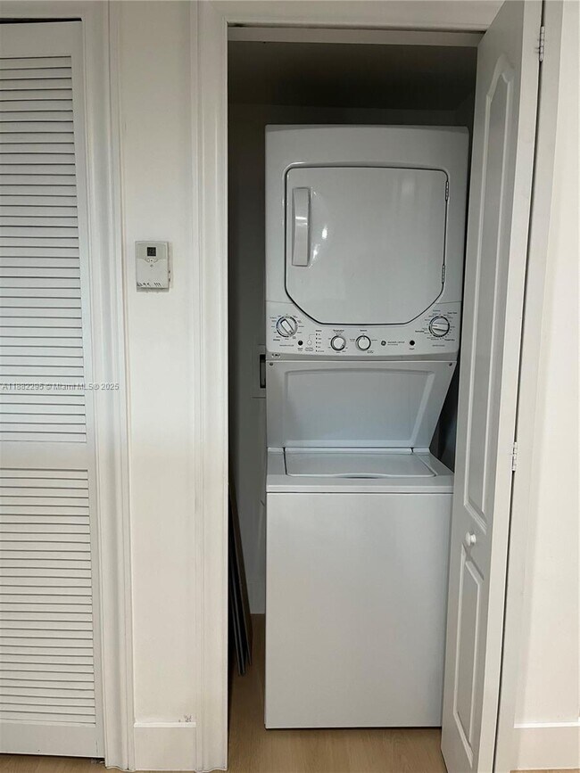 Building Photo - 120 Douglas Rd