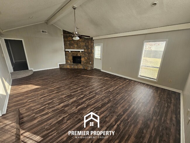 Building Photo - Spacious 3BR Memphis Home with Vaulted Ceilings, Fireplace & Fenced Backyard