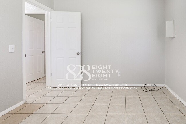 Building Photo - 2 Bed/1 Bath Triplex Home in Noble