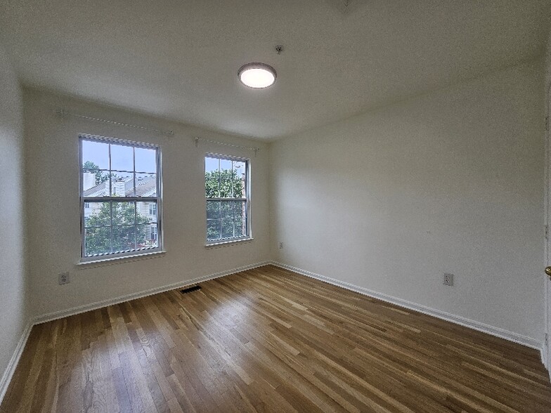 Building Photo - 113 Longpoint Way