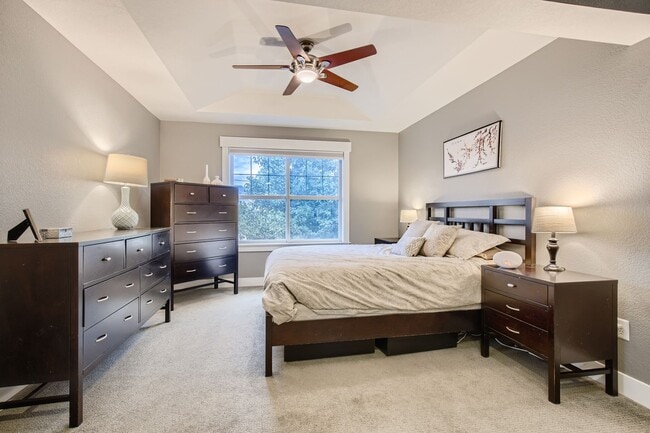 Building Photo - Long Realty & Property Management - Wonderfully Located Townhome in Great Neighborhood